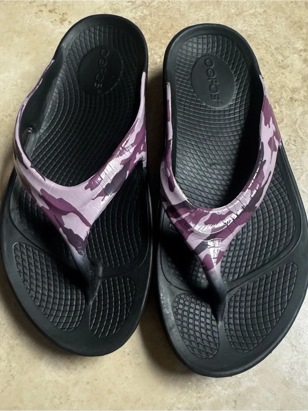 OOFOS OOlala Recovery black with Purple/Violet Camo Thong Sandals Size 39
